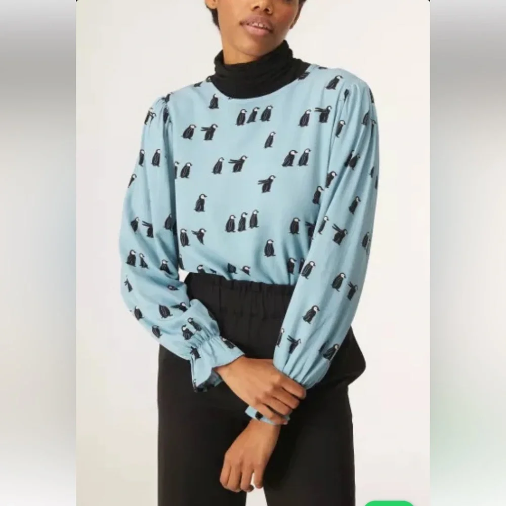 🔴 4/$15 Penguin print blue long ruffle edge sleeve viscose blouse size M in EUC - Picture 3 of 16